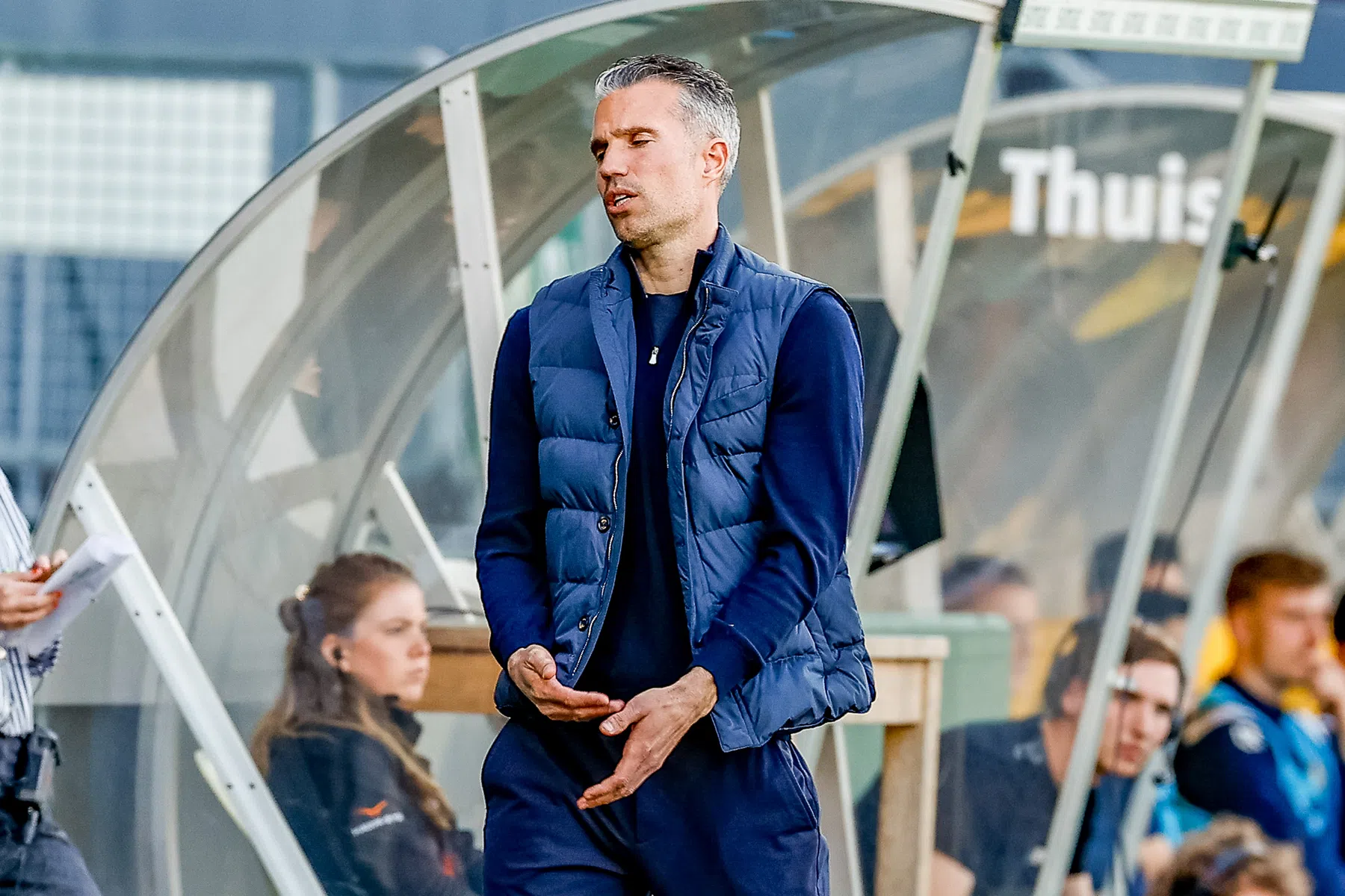 Van Persie verklaart wissels en looft centraal duo: 'Van een heel hoog niveau'