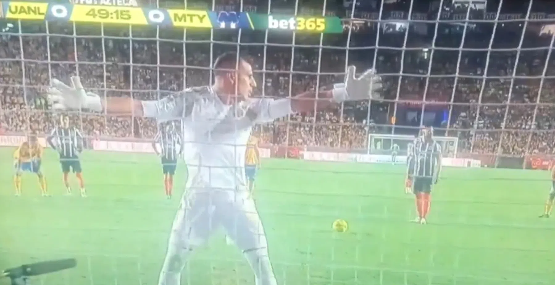 Keeper baart opzien door achterstevoren te staan bij penalty Ramos