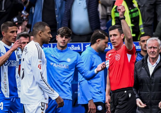 Tiental Real Madrid met schrik vrij na snoeiharde tackle Mbappé