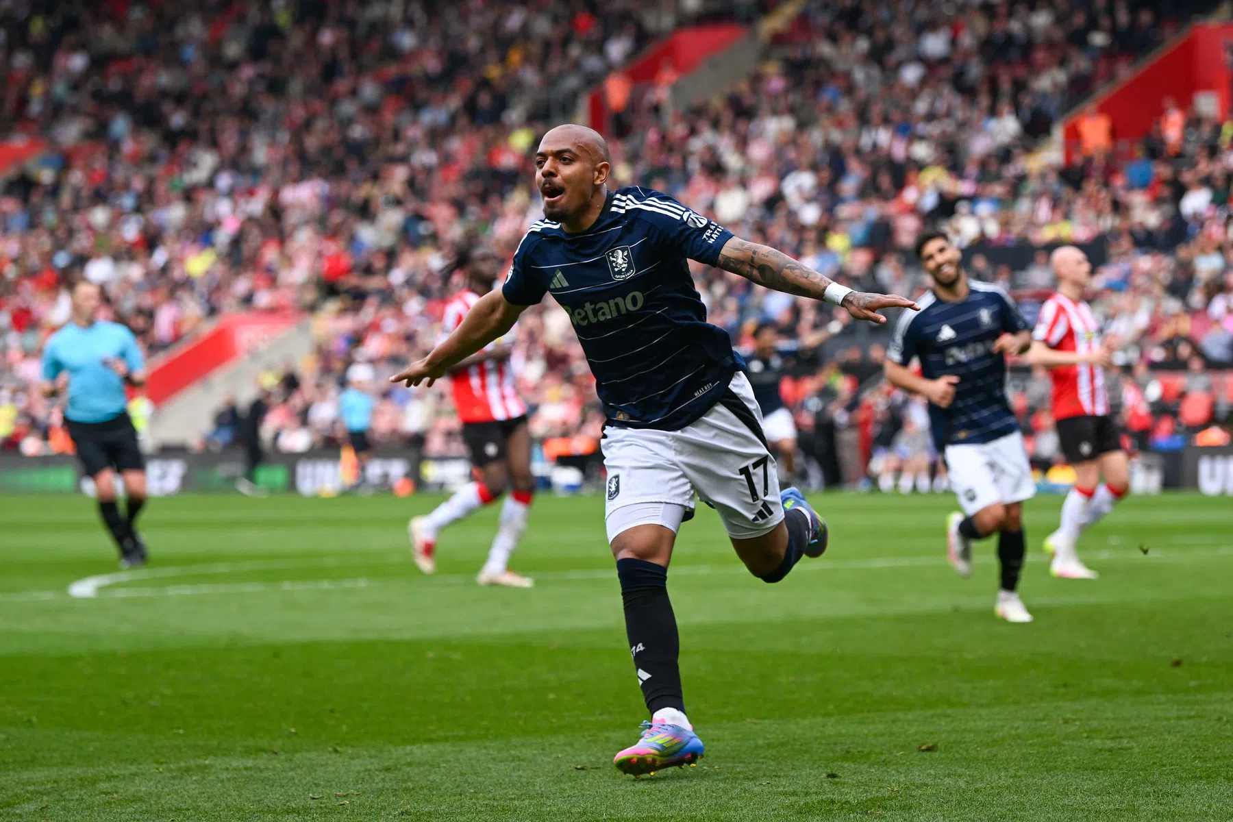 Maatsen en Malen blinken uit bij Aston Villa: 'Love to see it'