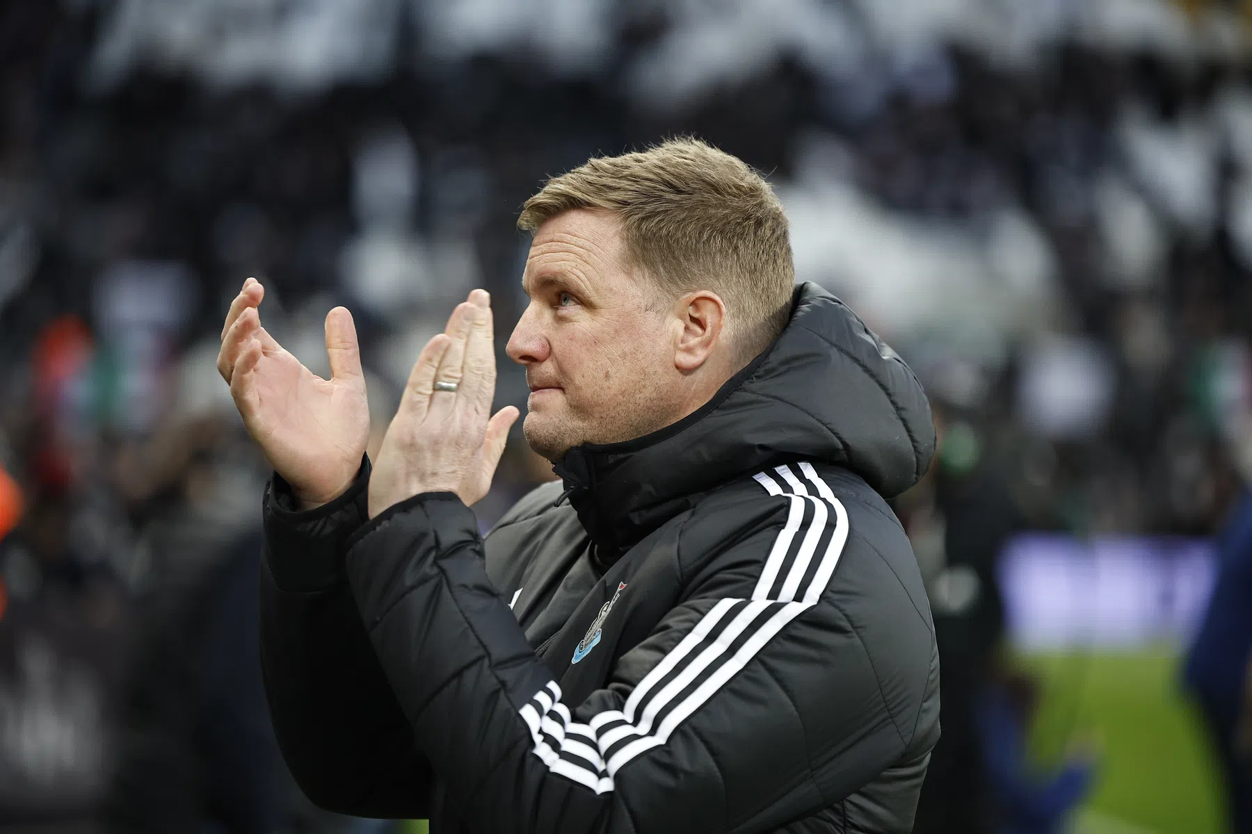 Newcastle-trainer ziet vanuit ziekenhuis toe hoe zijn ploeg topdrie aanvalt