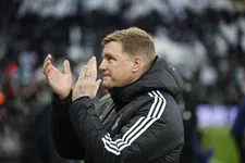 Thumbnail for article: Newcastle-trainer ziet vanuit ziekenhuis toe hoe zijn ploeg topdrie aanvalt