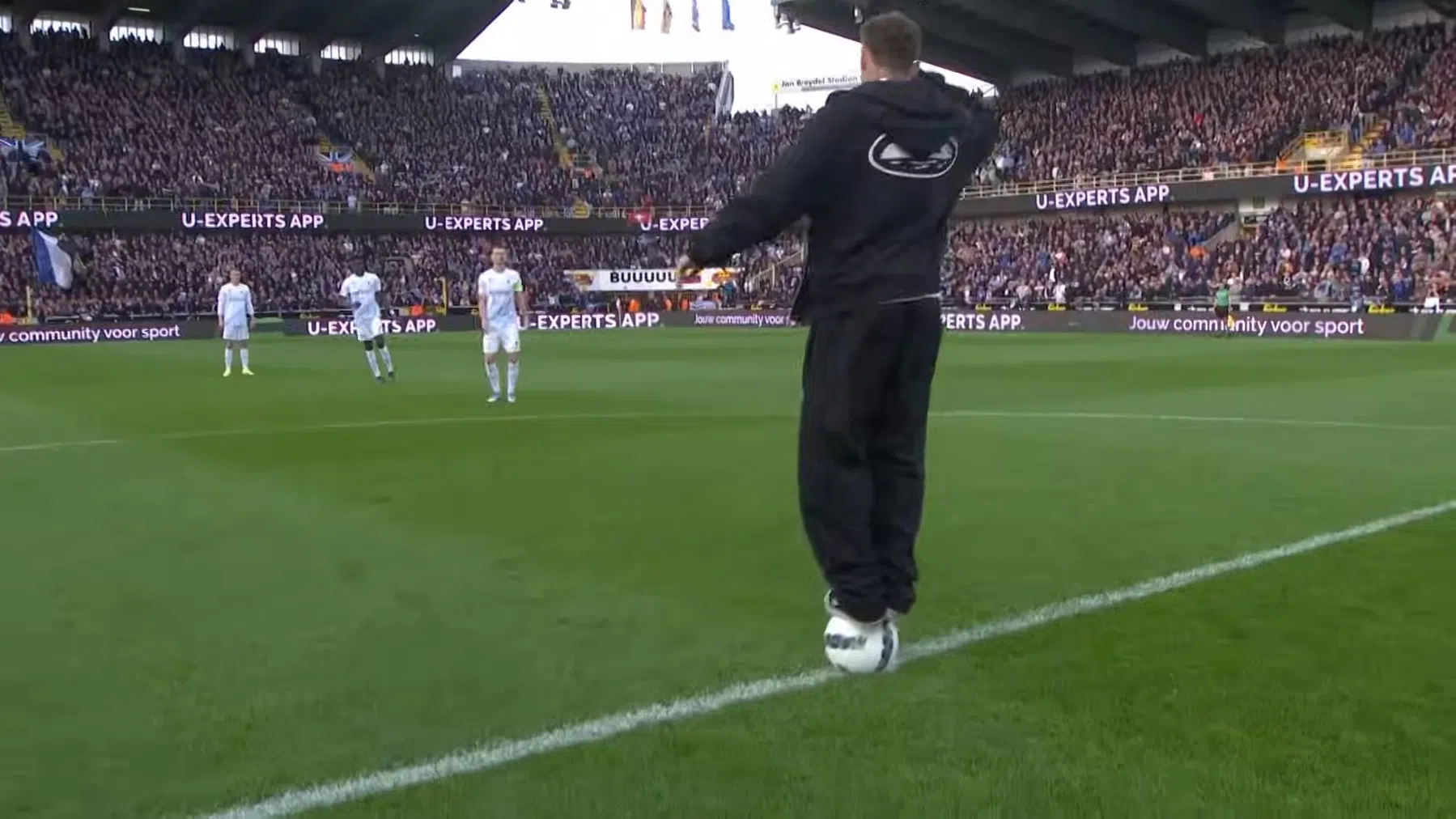 Lang bespeelt aanhang Club Brugge en verricht aftrap met veelbesproken truc