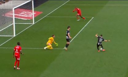 Angers-speler produceert misser van het jaar in Frankrijk