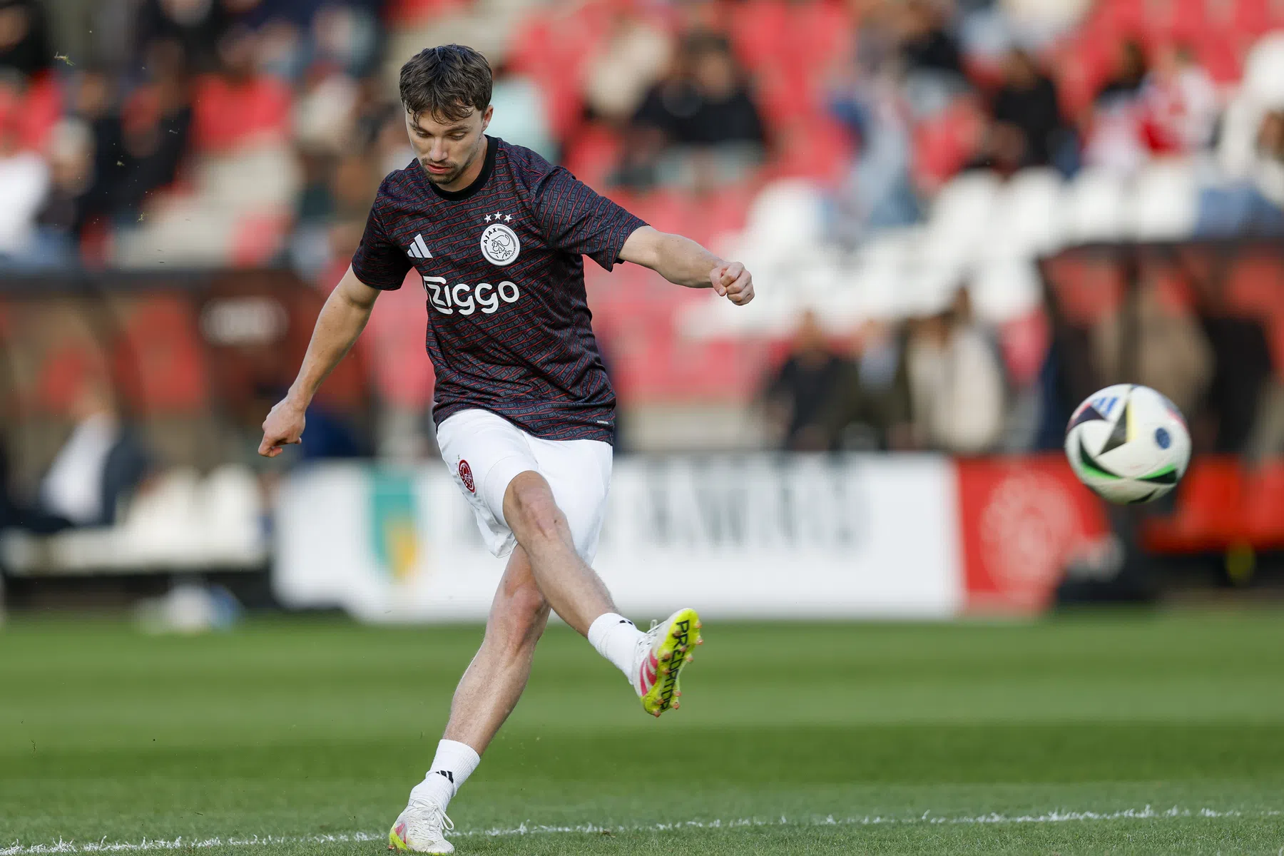 Jong Ajax met Regeer gelijk tegen Vitesse, PSV-aankoop maakt zijn eerste goal