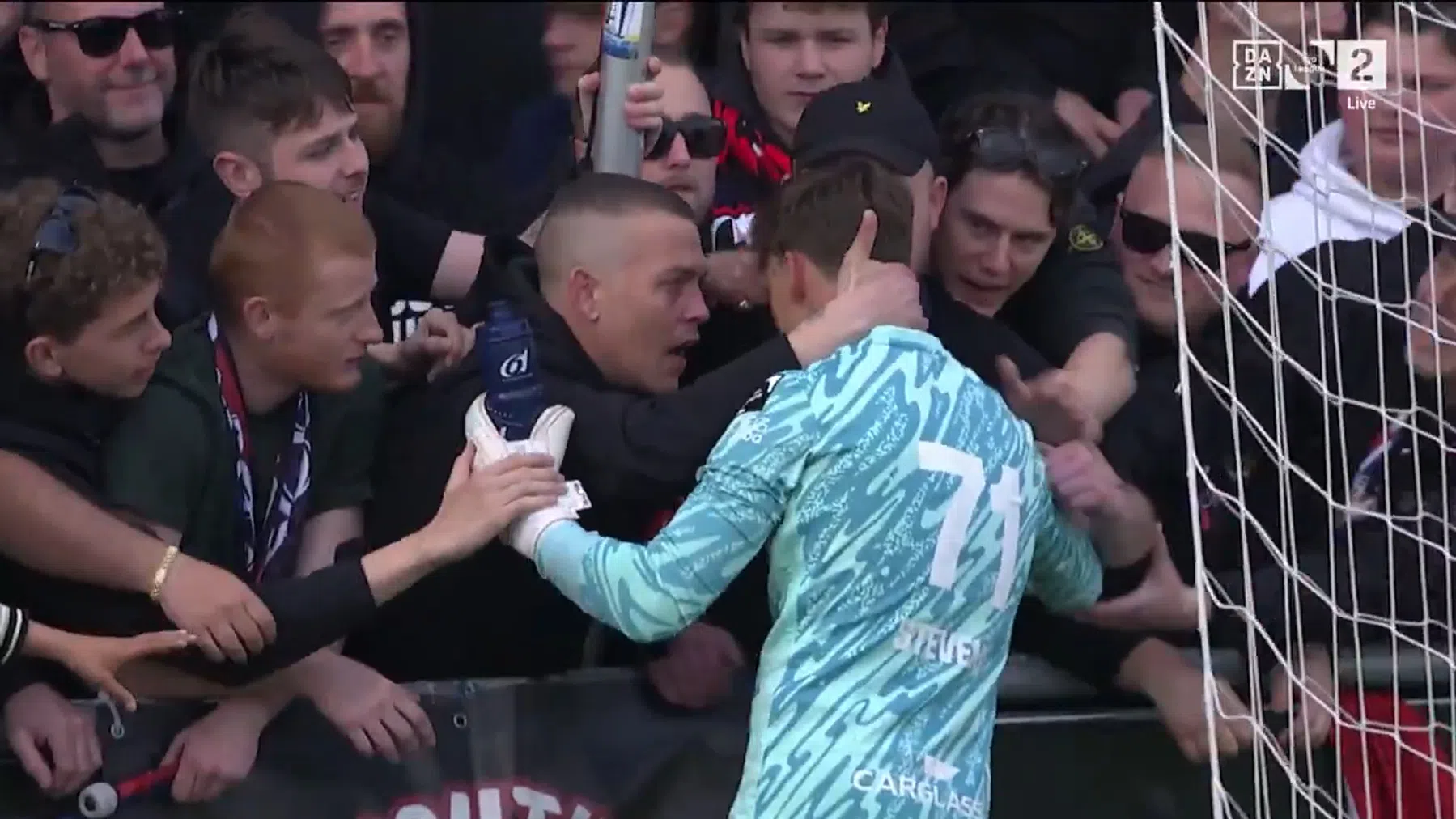 Genk-goalie krijgt na gestopte penalty knuffels van Luikse fans: 'Was voor papa'
