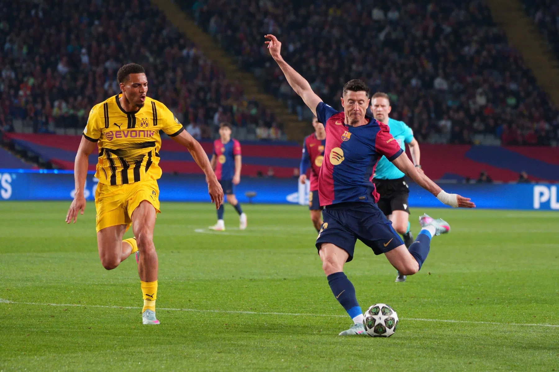 'Adonis' Lewandowski vergeleken met Ronaldo: 'Leeft, eet en drinkt als een prof'