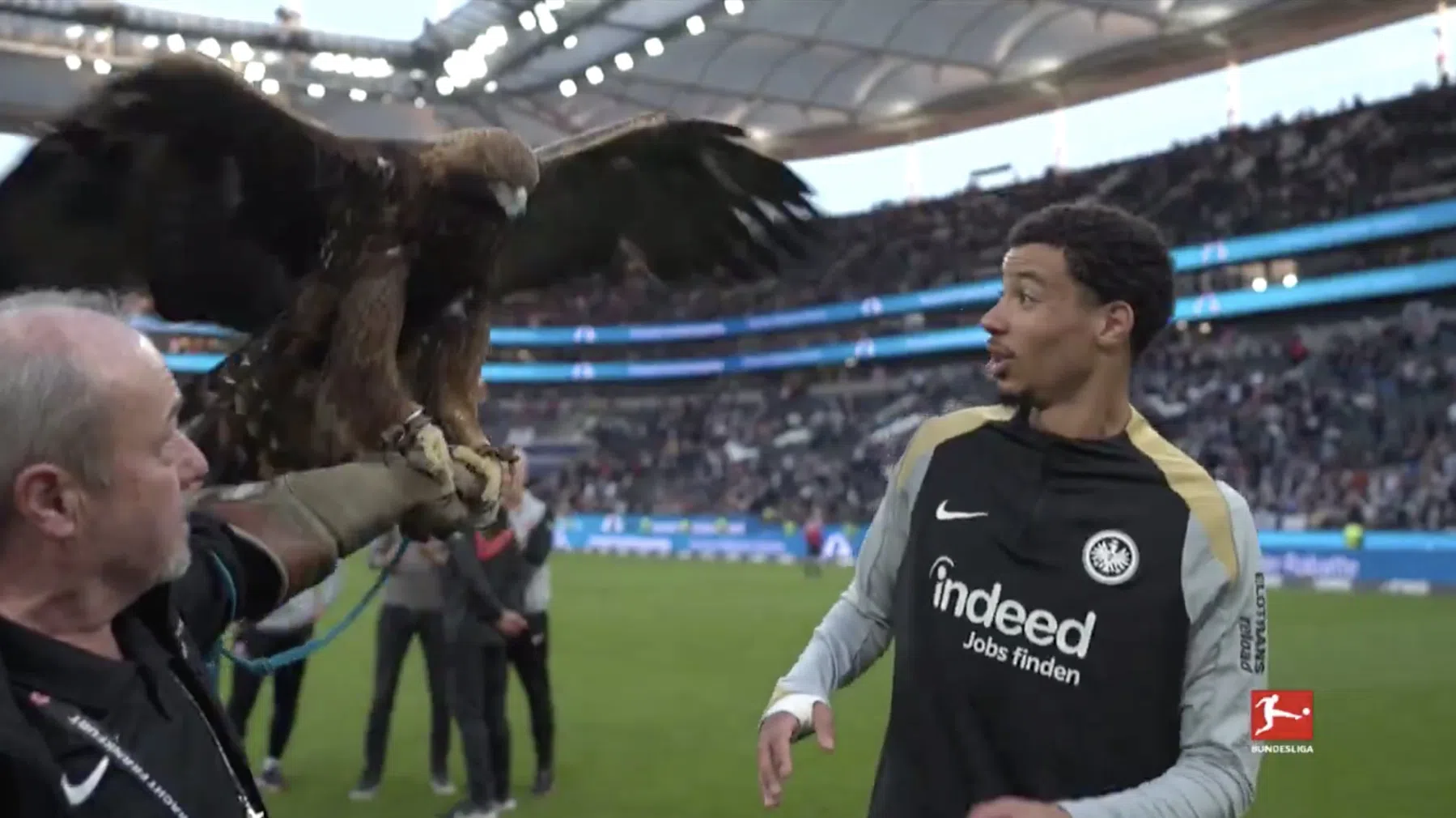 Frankfurt-spits Ekitiké doodsbang voor clubmascotte
