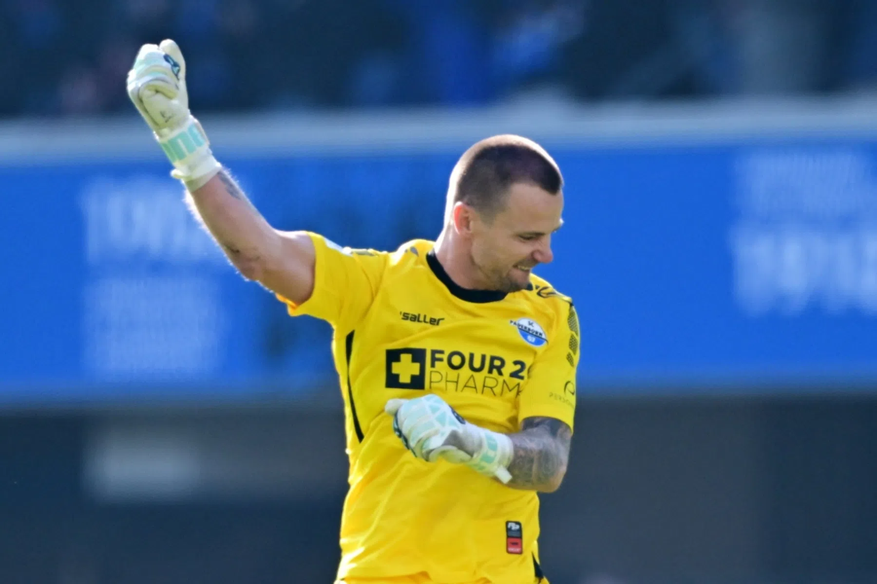 Paderborn-keeper speelt als rechtsbuiten in knotsgek slotoffensief