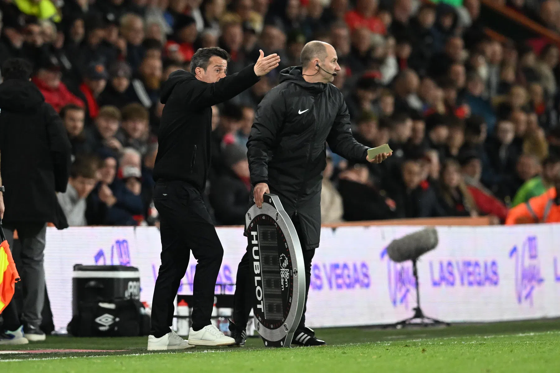 Woede bij Fulham na wisselfout en niet gegeven rood: 'Ik had Senesi ook gewisseld'