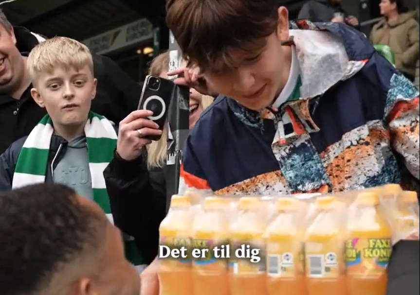 Braziliaanse spits vergoedt onnozele actie met shirt en ladingen frisdrank