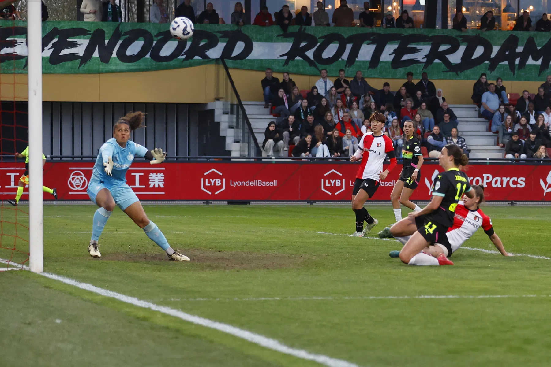 Zelfspot bij Jansen na misser PSV Vrouwen: 'Deze komt op Dumpert'