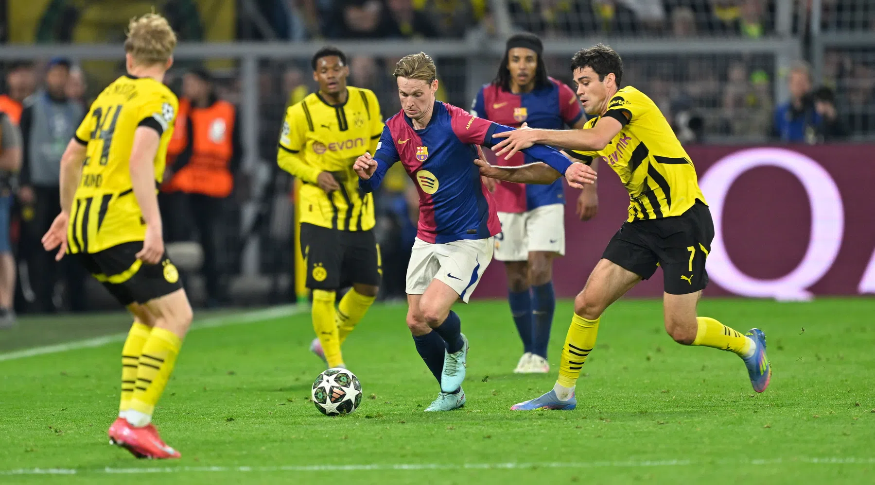 Kritische Frenkie de Jong vooral opgelucht: 'Heb zelf echt prima gespeeld'