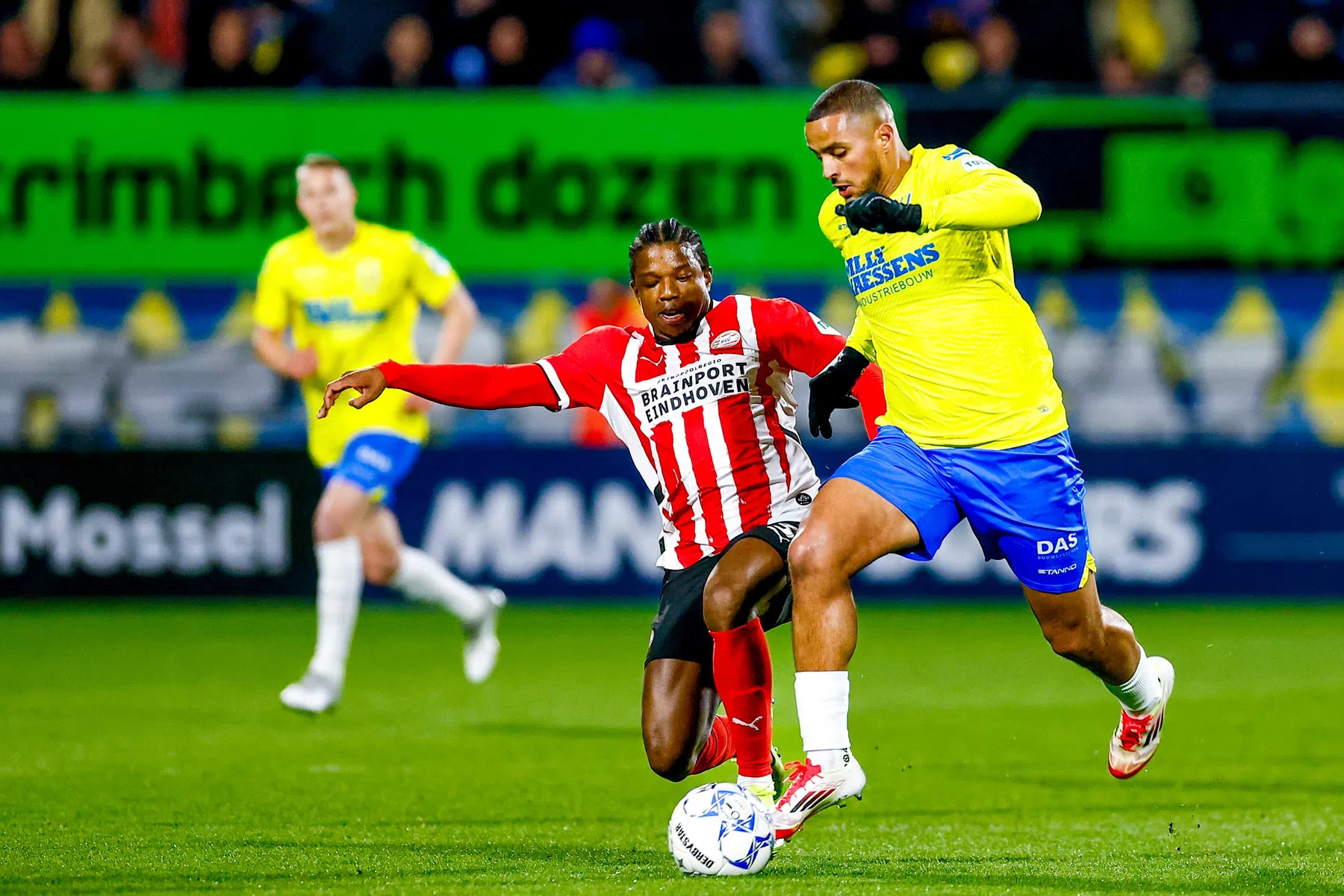 Ihattaren over problemen van PSV: 'Soms geven ze elkaar expres de bal niet'