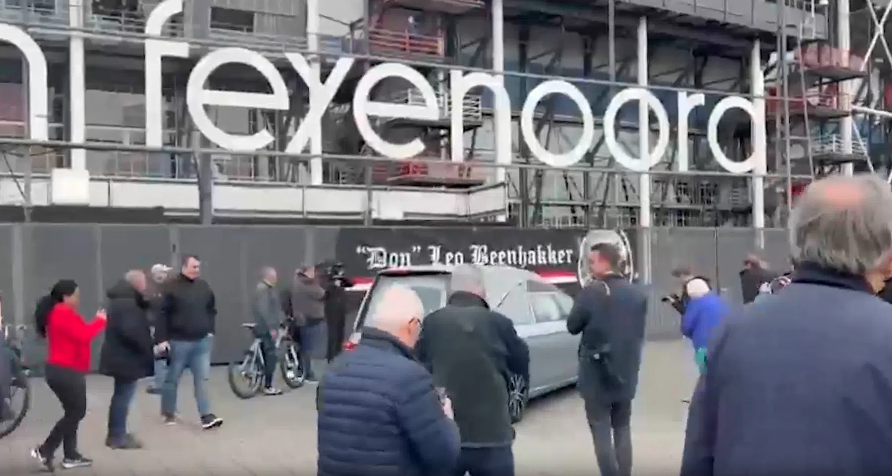 Feyenoord-fans brengen laatste eer aan Don Leo