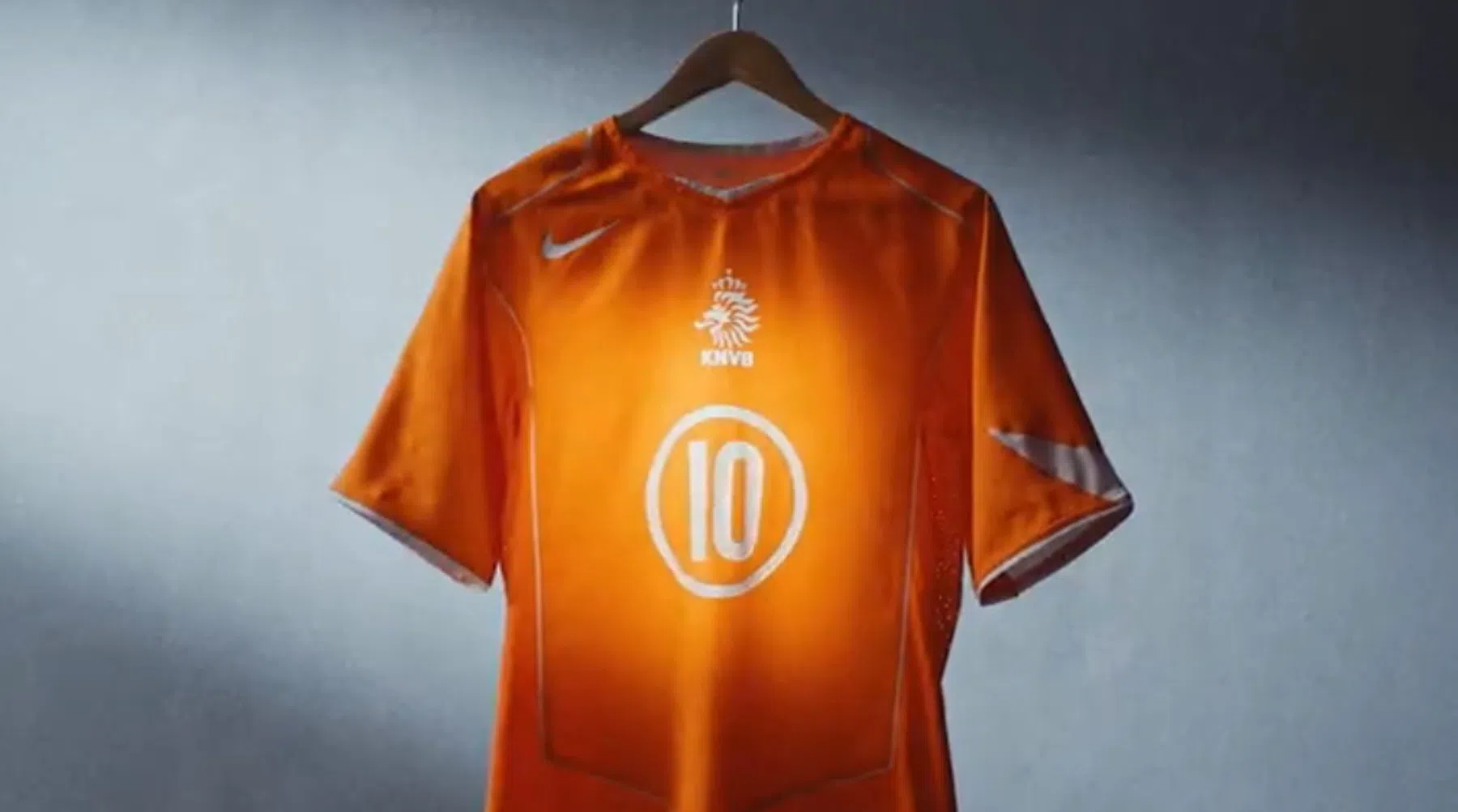 KNVB brengt iconisch Oranje-shirt uit 2004 terug