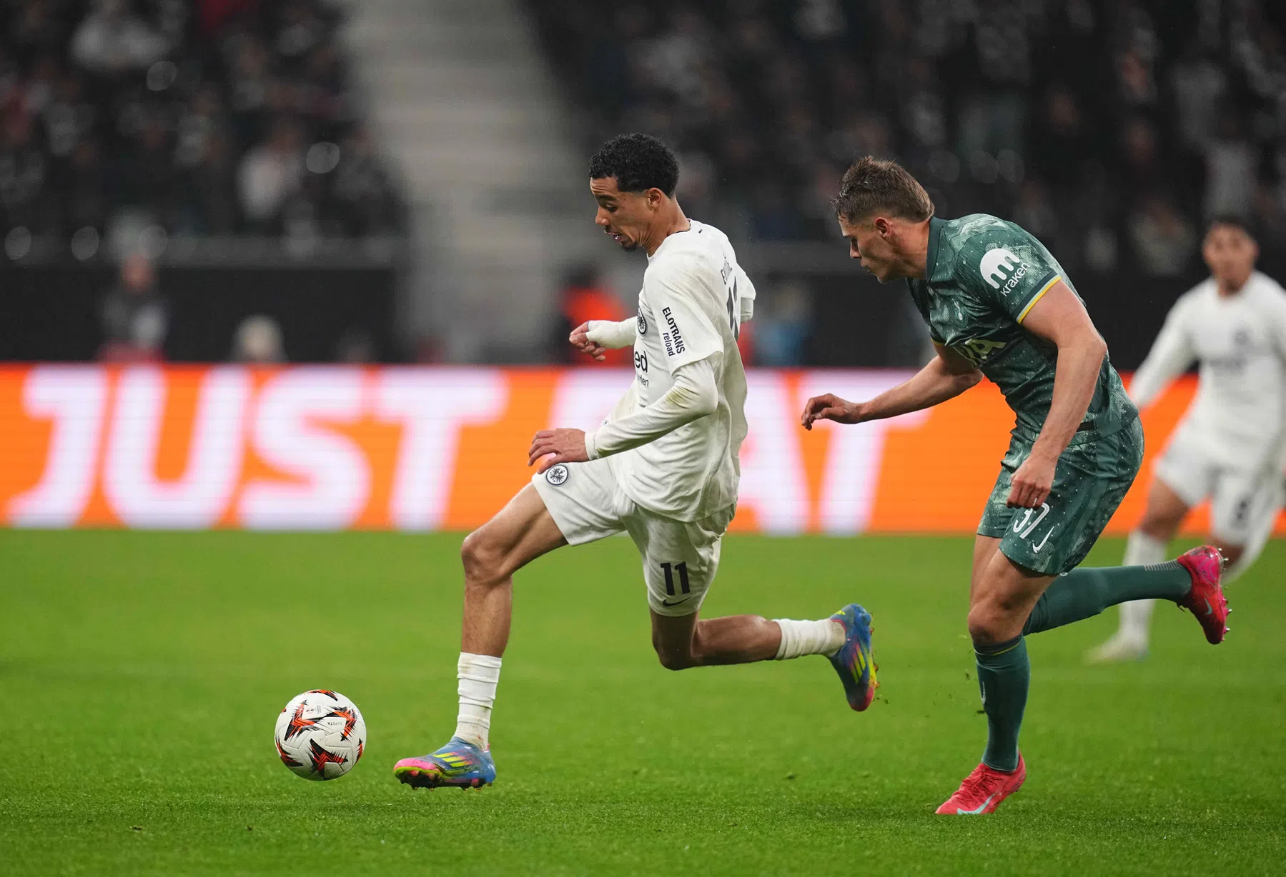 Imponerende Van de Ven stopt met geweldige tackle lange reeks Frankfurt