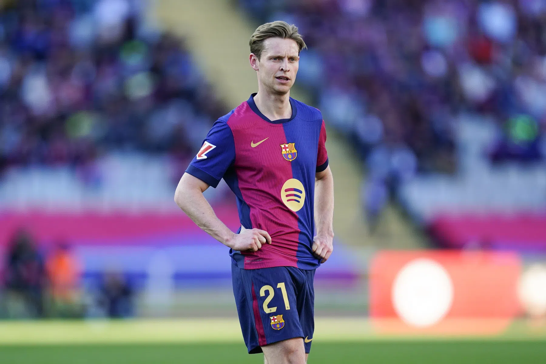 Barça ontsnapt na slippertje De Jong door late strafschop aan uitglijder 