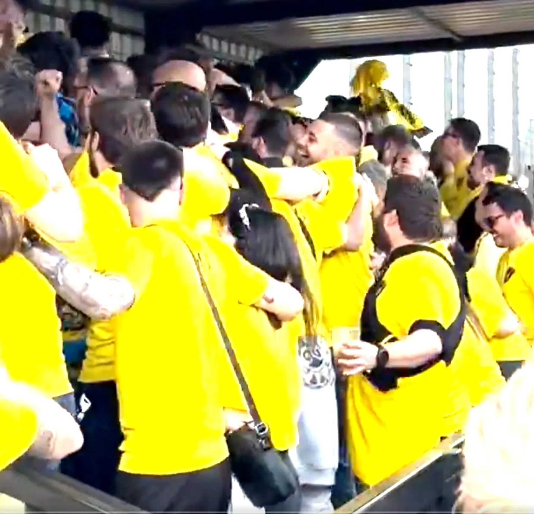 Spanjaarden feesten bij Engelse amateurclub: 'Beste trip ooit'