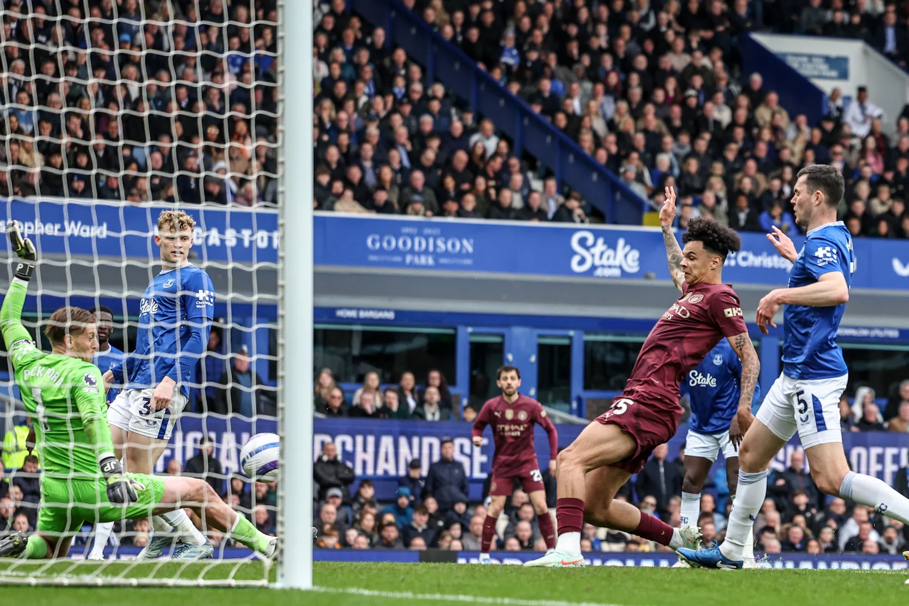 Moeizame zege City in jacht op CL-ticket, geel Kluivert voor vreemde actie