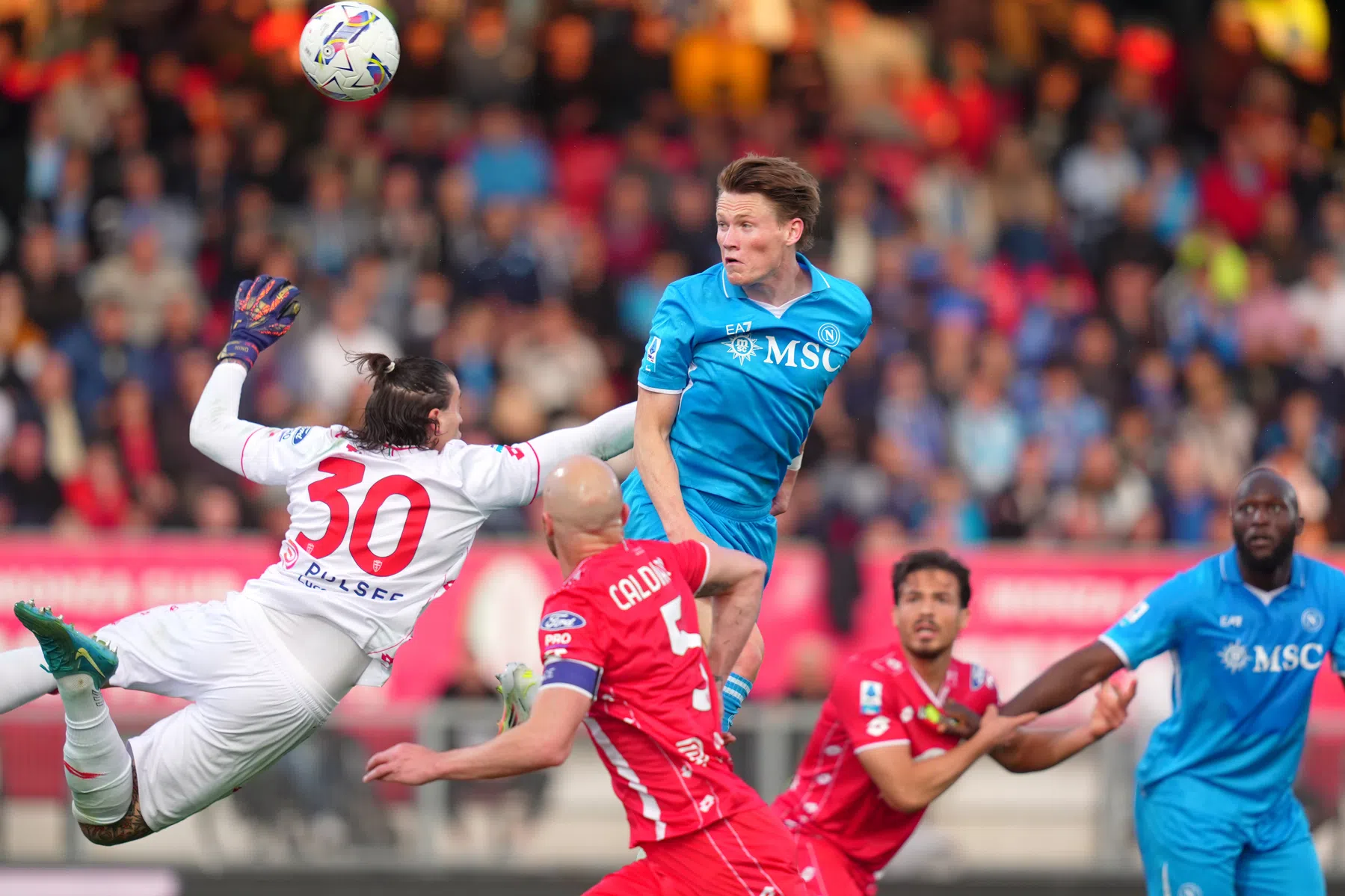 McTominay houdt titelhoop Napoli levend na onrustige aanloop