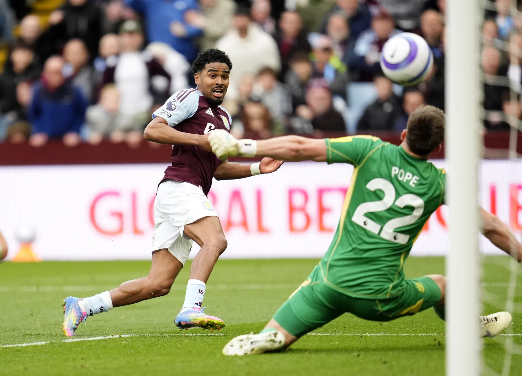 Maatsen lacht van oor tot oor na eerste competitiegoal voor Villa: 'Heel speciaal'