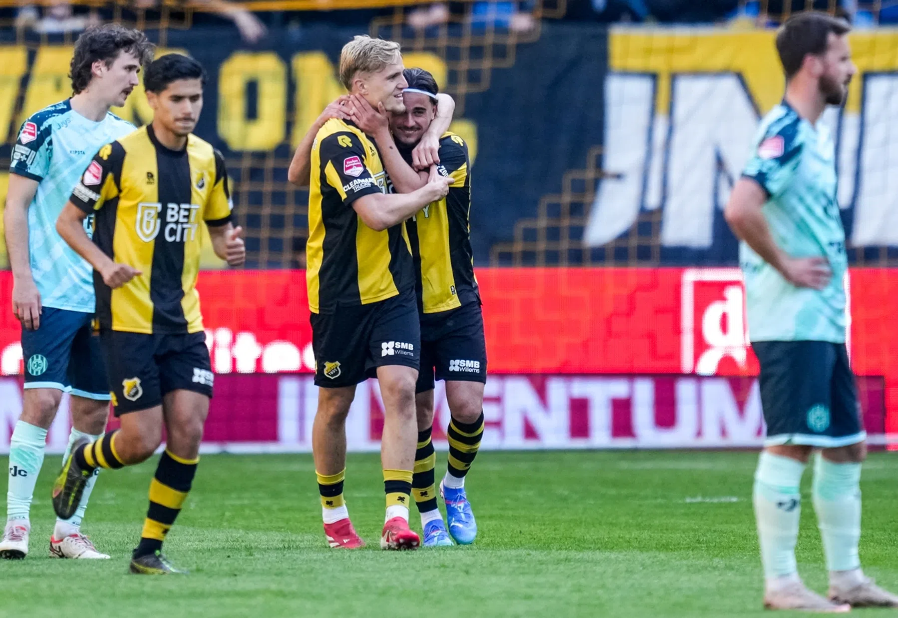 Al uitgespeeld Vitesse leeft zich voor eigen publiek uit op Roda JC