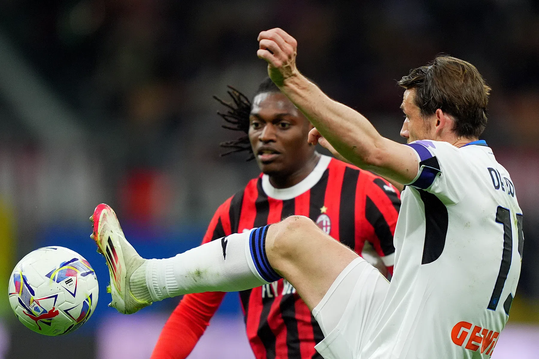 Atalanta doet goede zaken en geeft AC Milan nieuwe tik in San Siro