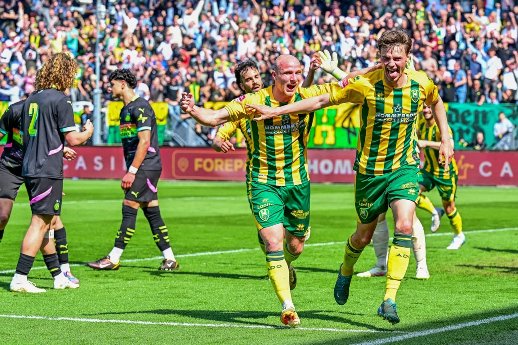 Gestaakte wedstrijd en cadeautje arbitrage: ADO blijft in de race om directe promotie