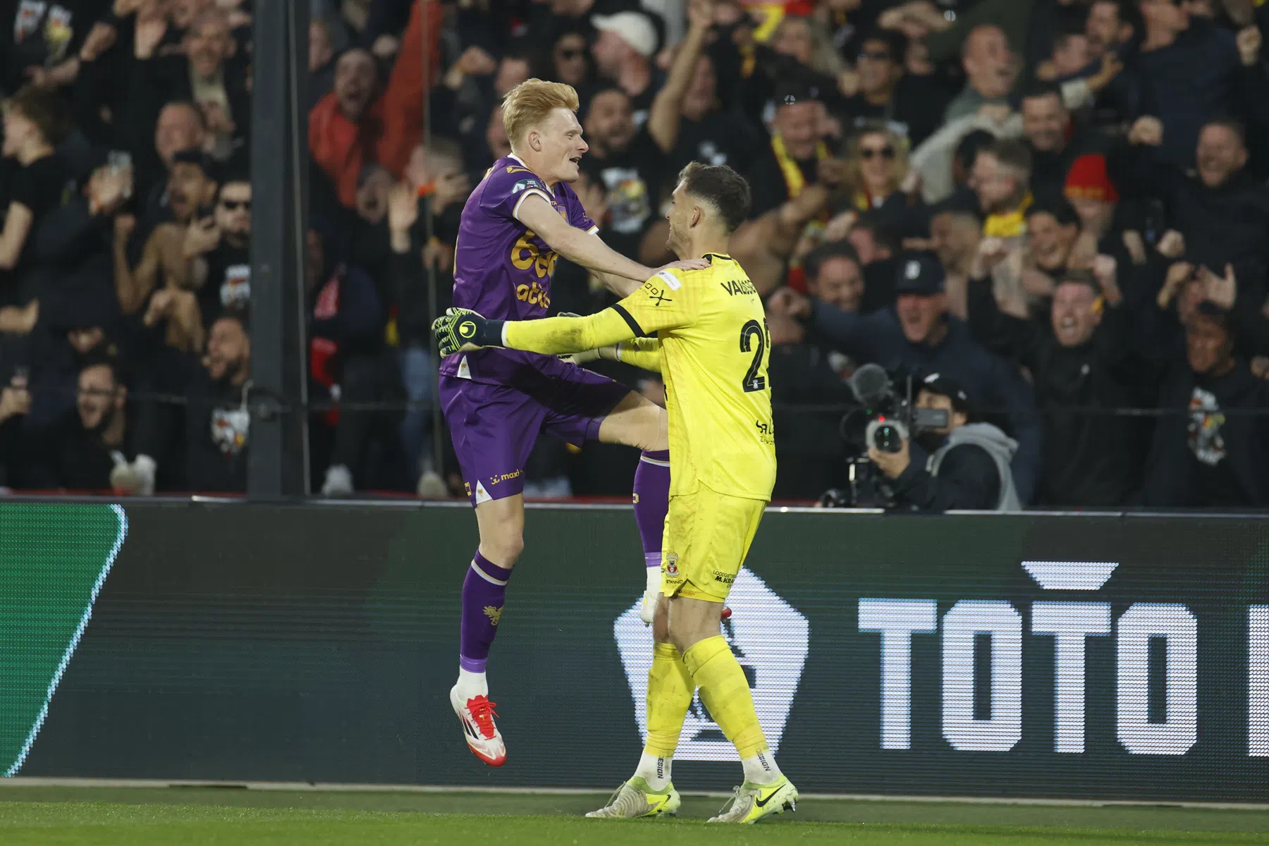 Bekerfinaleheld De Busser sprakeloos: 'Hier zijn jongensdromen waargemaakt'