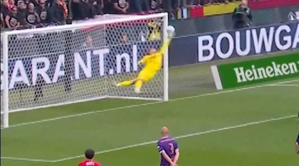 Kijk het moment van de eerste helft terug: 'Wát een redding van De Busser!'