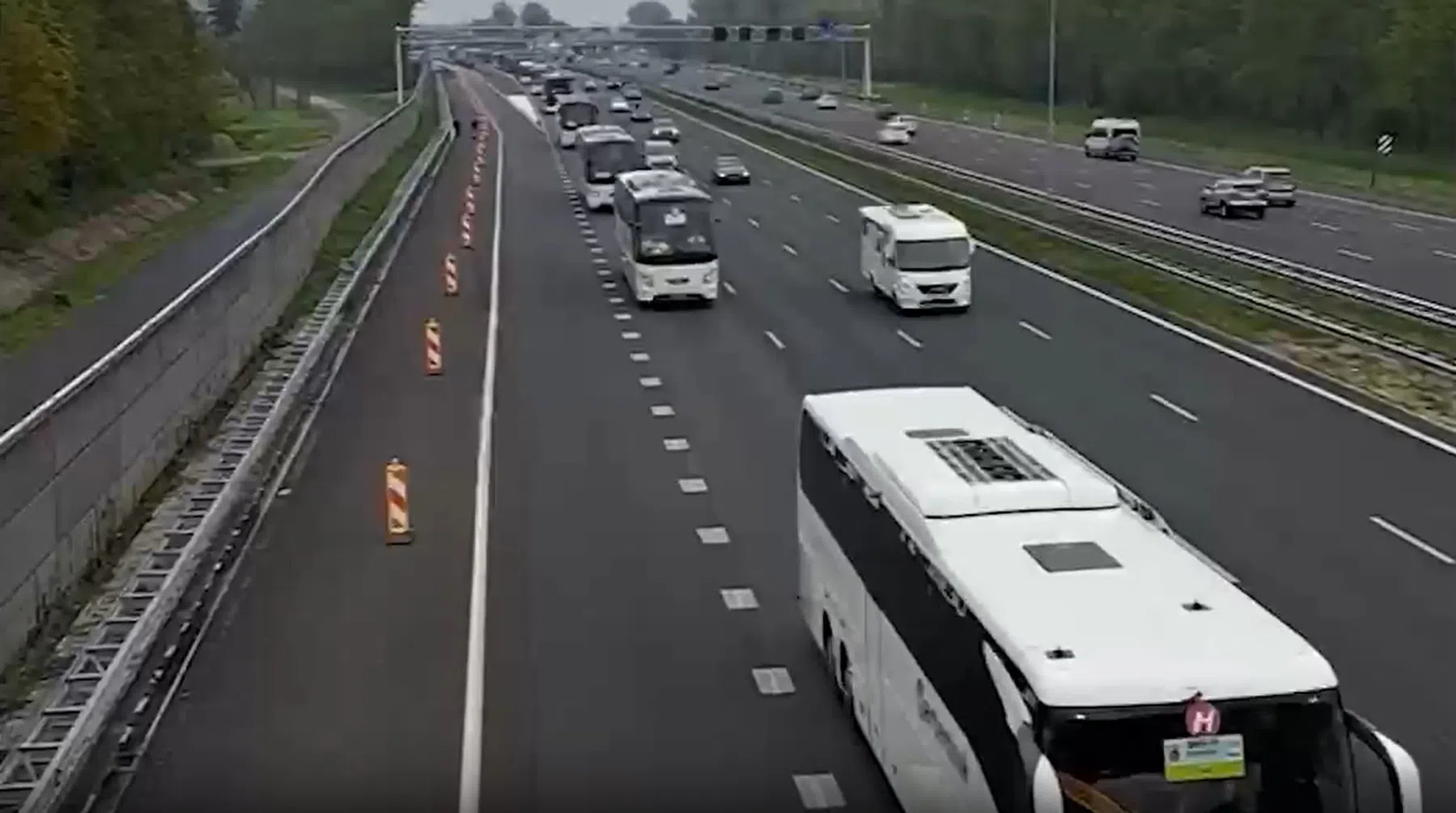 Bekerkoorts in Deventer: fans op viaduct zwaaien stoet Eagles-bussen uit
