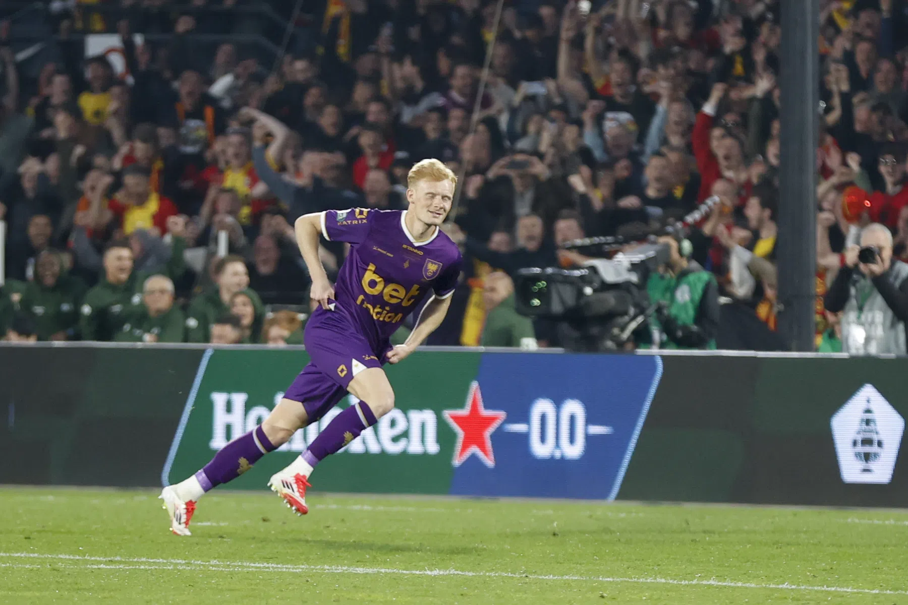 Beslissende Eagles-penaltynemer dolgelukkig: 'Mooiste bal uit mijn carrière'