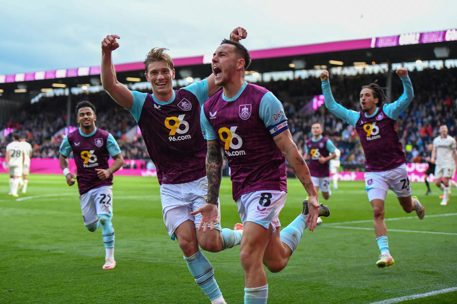 Burnley doet wat het moet doen en schiet zichzelf én Leeds naar Premier League
