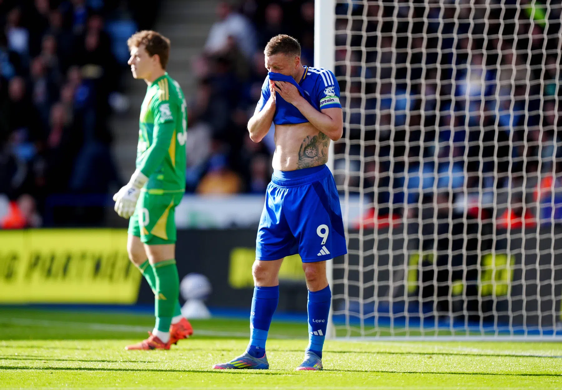 Vardy biedt op geheel eigen wijze excuses aan voor degradatie Leicester City