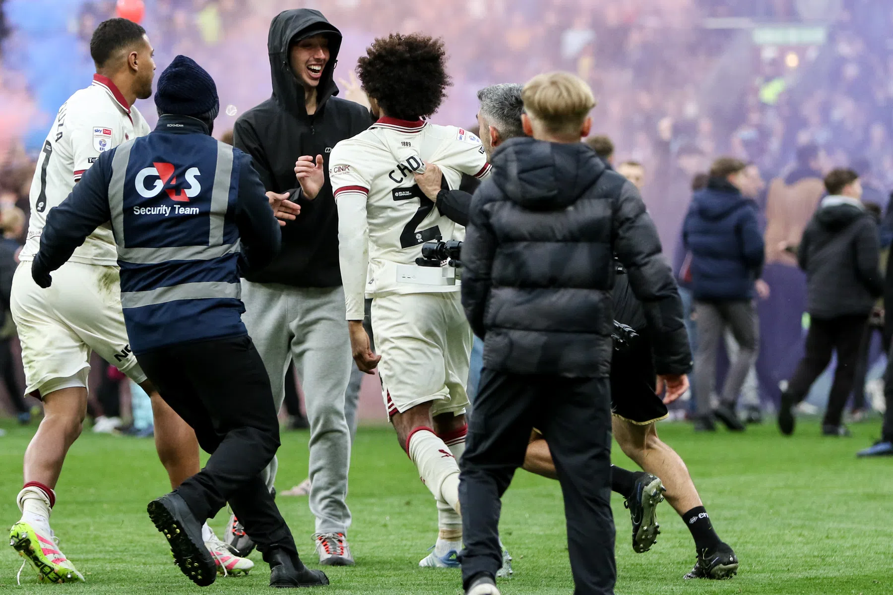 Sheffield-speler verliest zelfbeheersing en wordt afgevoerd na veldbestorming