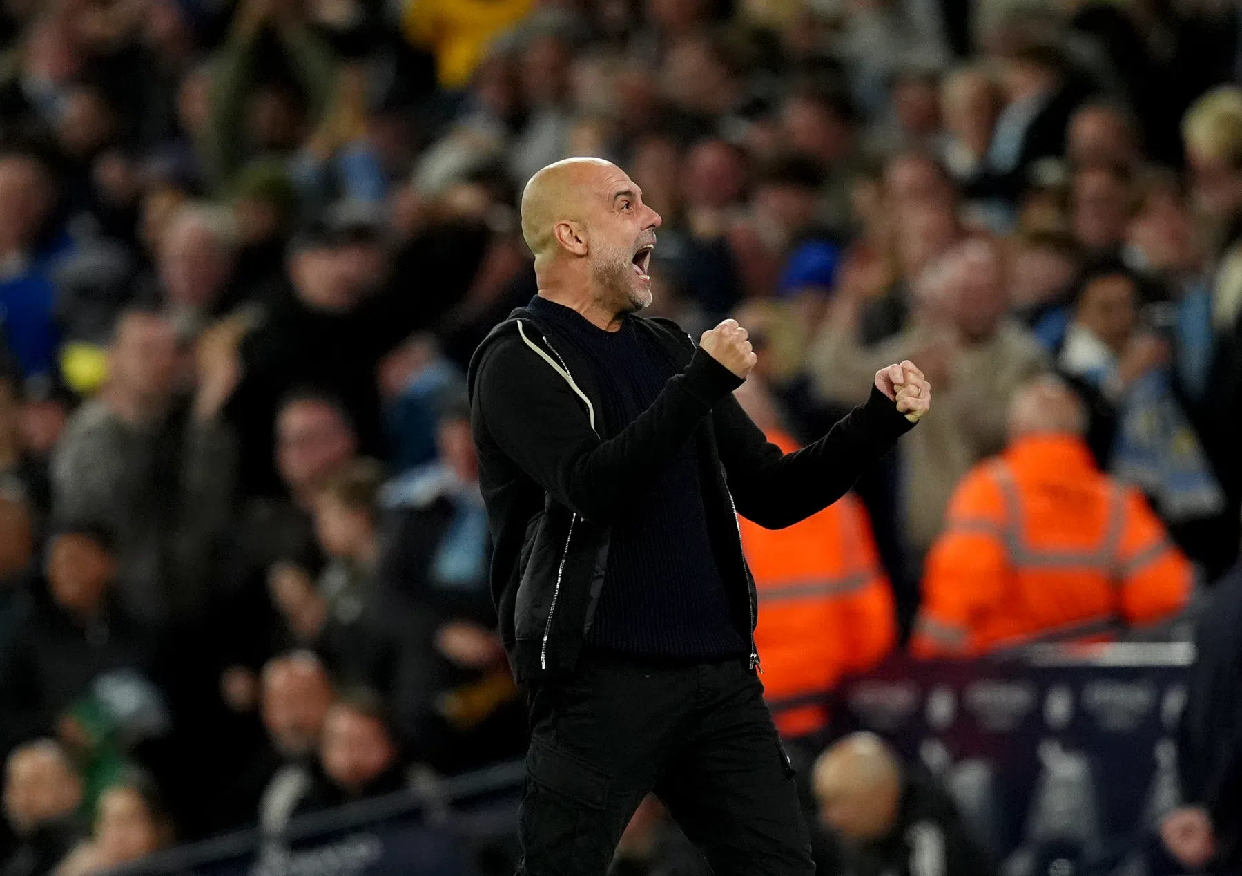 Guardiola volledig uit zijn dak na late zege: 'Voetbal is emotie'