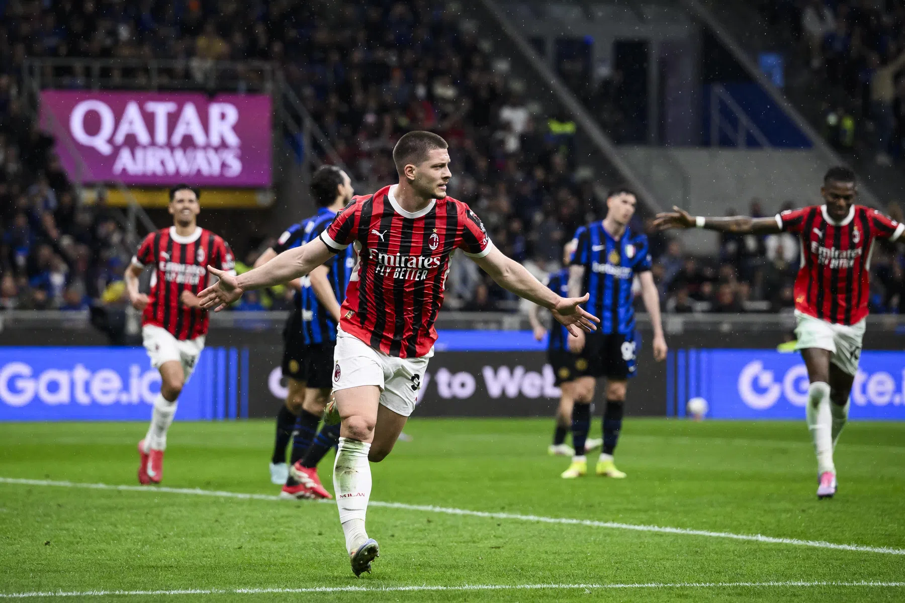 Reijnders helpt AC Milan ten koste van De Vrij en Inter naar bekerfinale