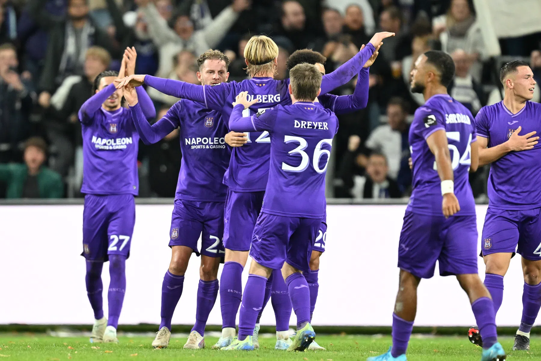 Dolberg gidst Anderlecht met vier doelpunten naar eerste zege in play-offs