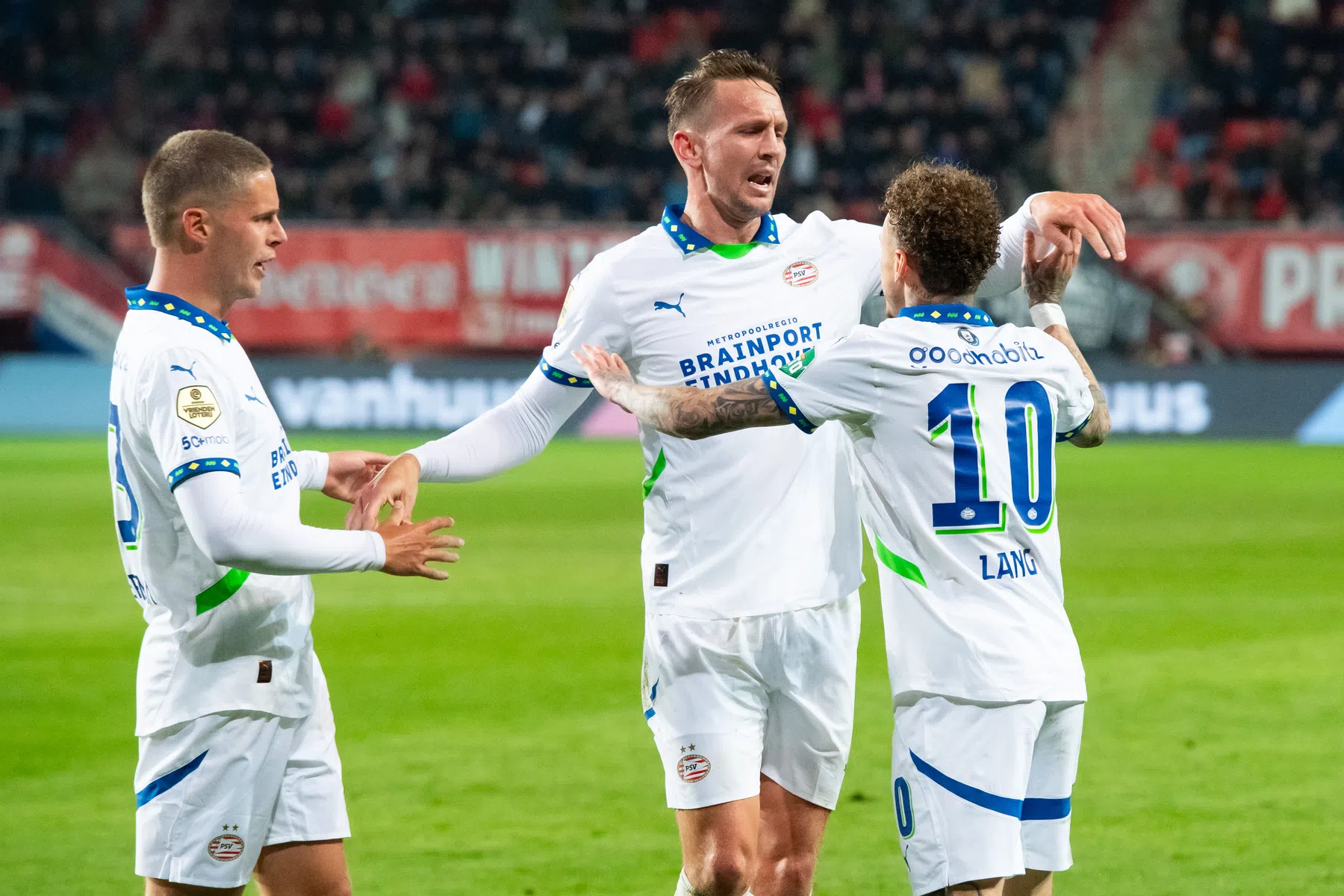 Sterk PSV zet FC Twente gemakkelijk opzij ondanks valse start