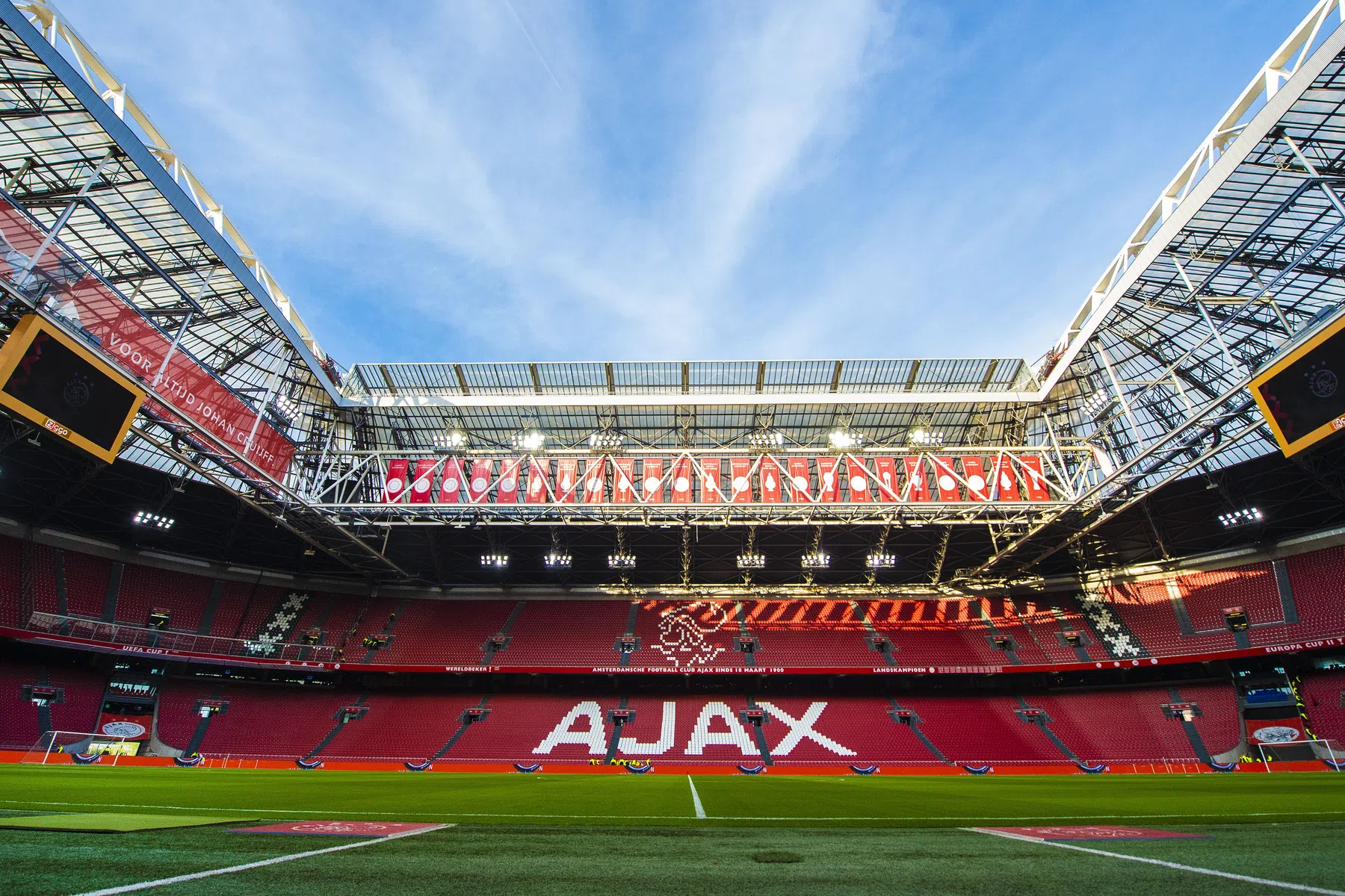 Ajax eert Cruijff op 78ste geboortedag met bronzen beeld in stadion 
