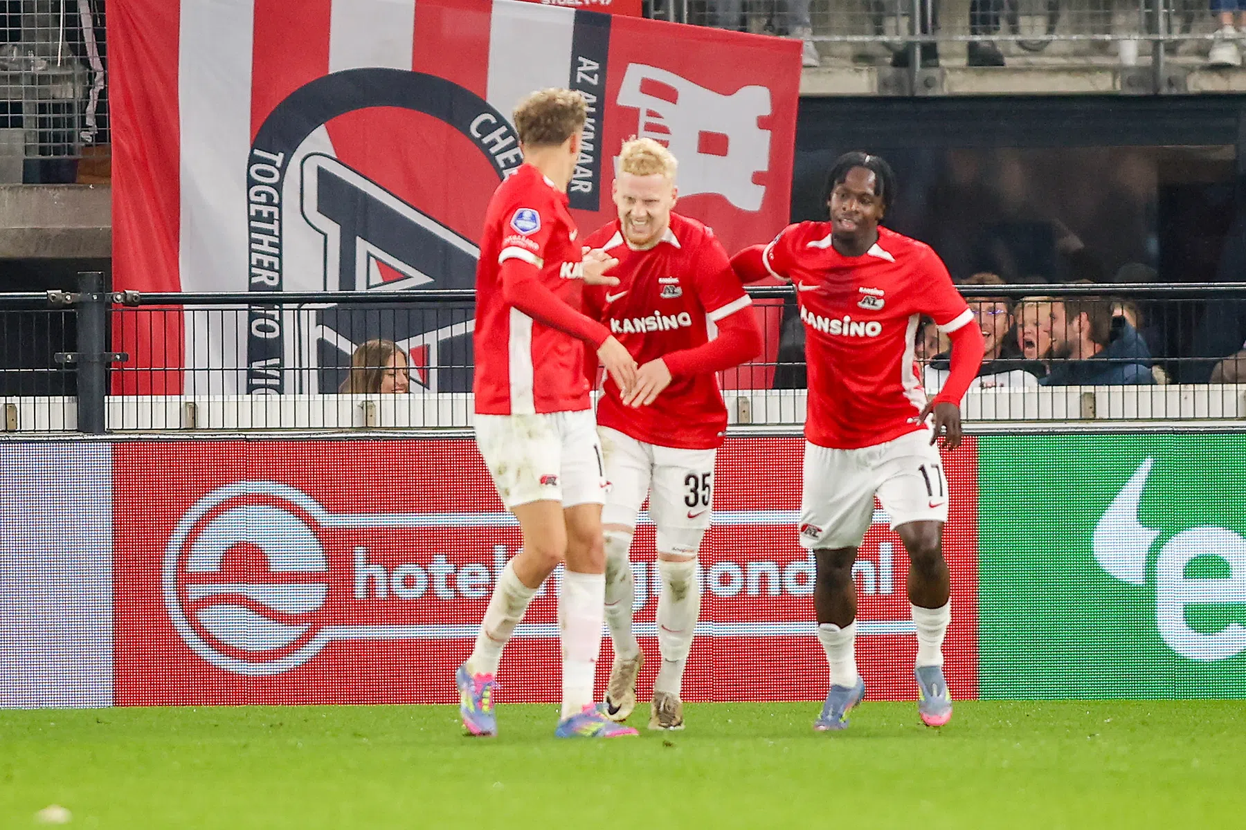 Meerdink evenaart 25 jaar oude mijlpaal Bosman met AZ-wereldgoal 