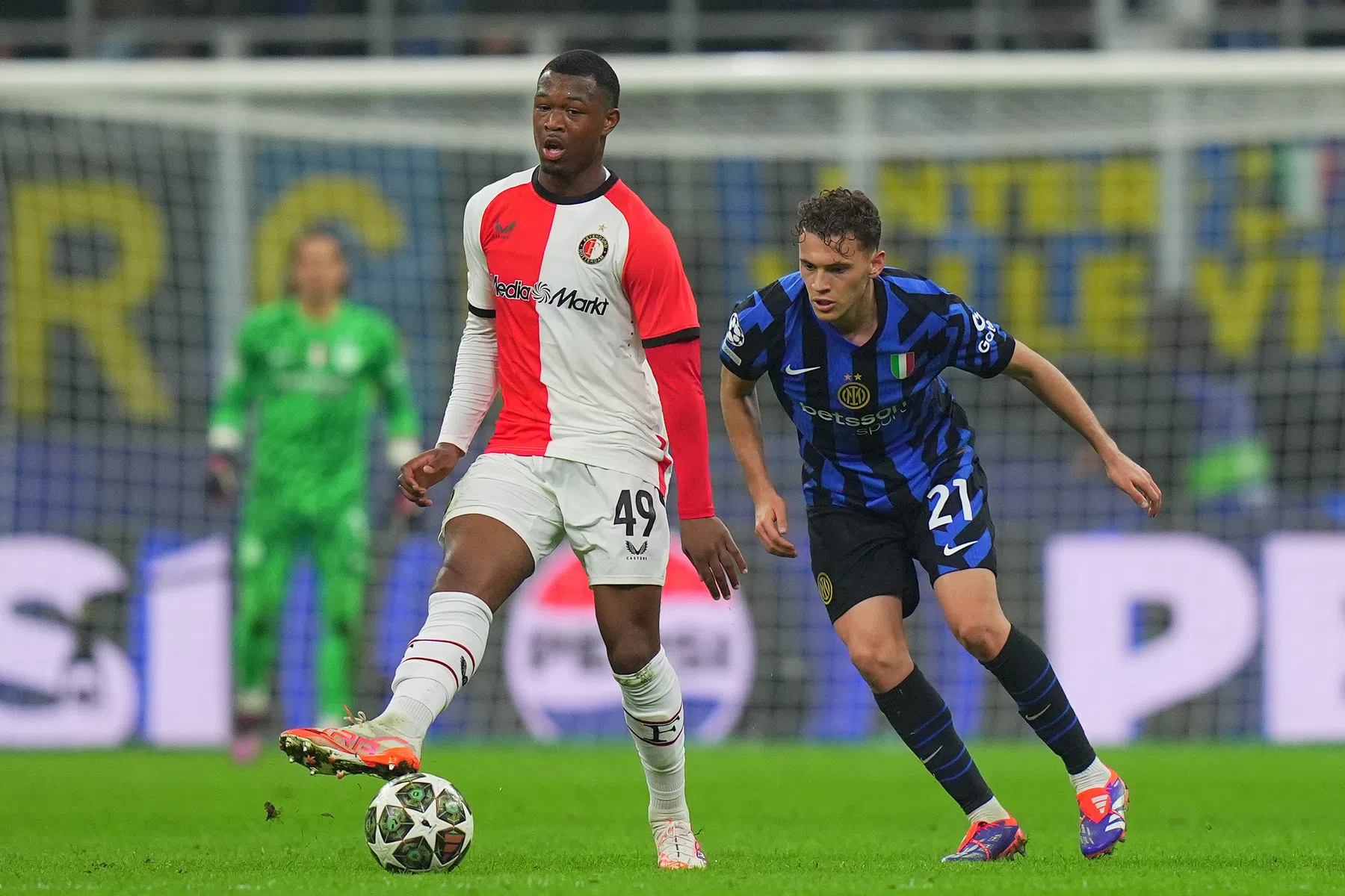 Feyenoord-talent op de radar in Europese topcompetities: 'Hoop dat hij voor ons kiest'