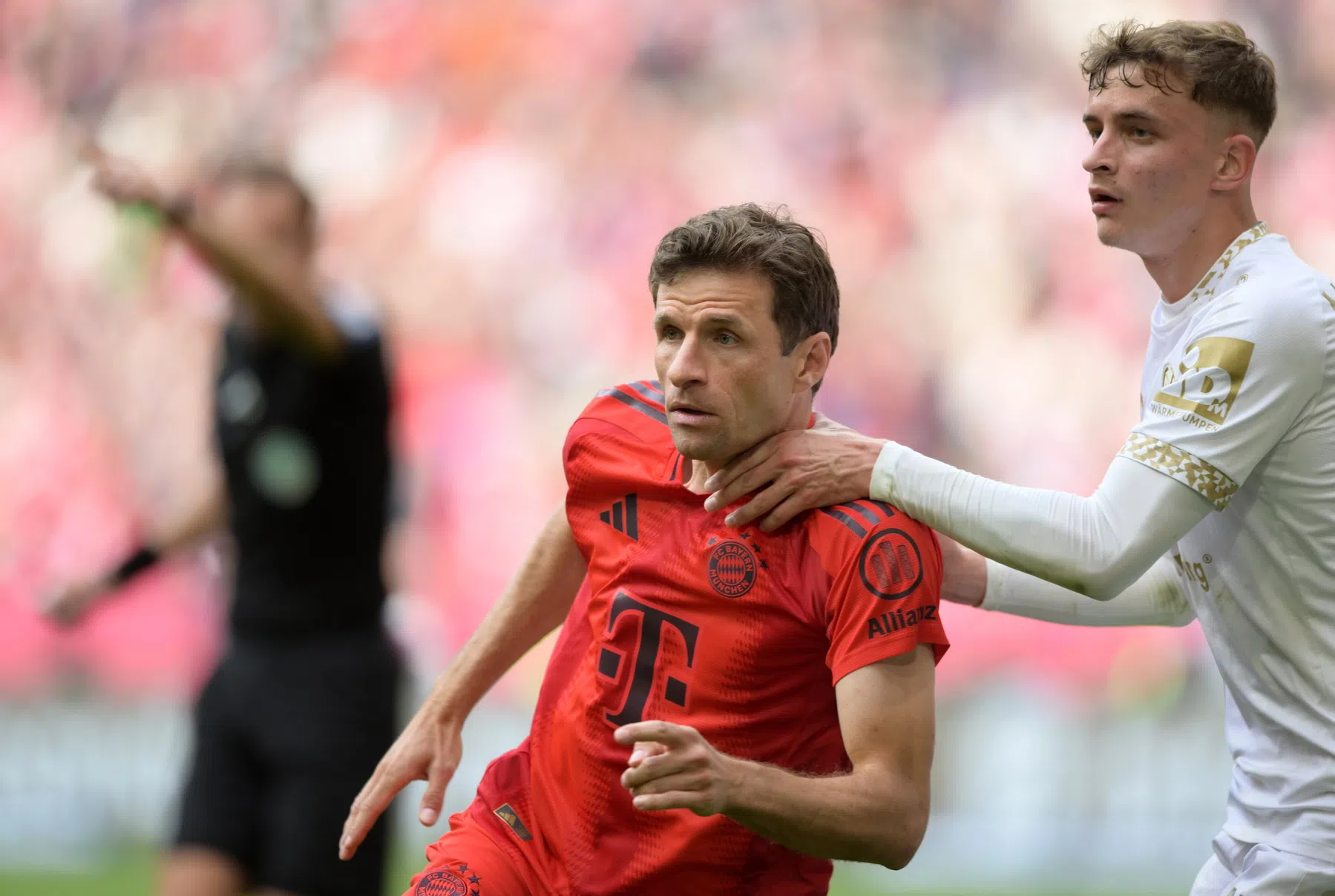 Leverkusen stelt titelfeest Bayern uit, Duitse degradatiestrijd blijft spannend