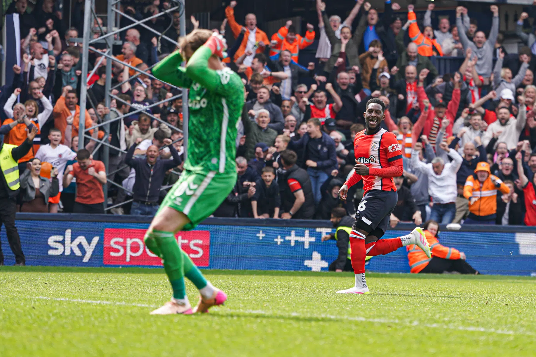 Emotionele middag voor Luton-doelman: 'De manager nam de trein naar België'