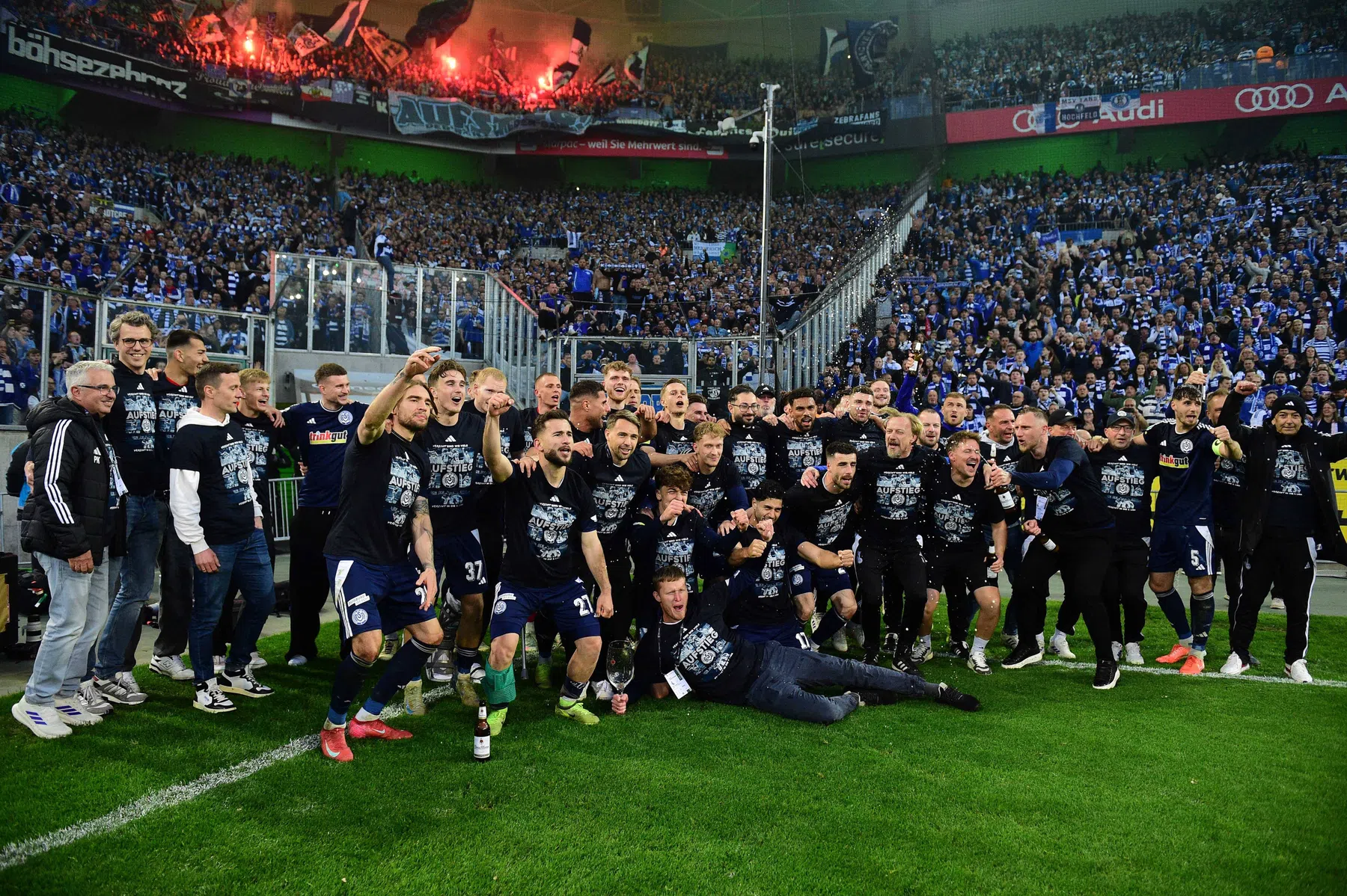 Duisburg stelt in uitwedstrijd met steun van 16.000 fans promotie veilig