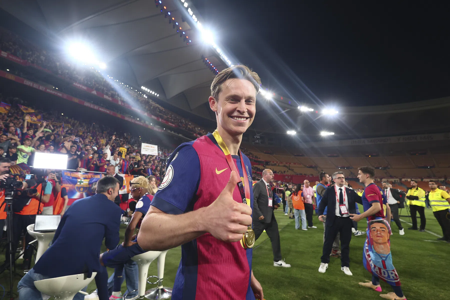 Spaanse media zien sterke De Jong veel vuil werk opknappen 