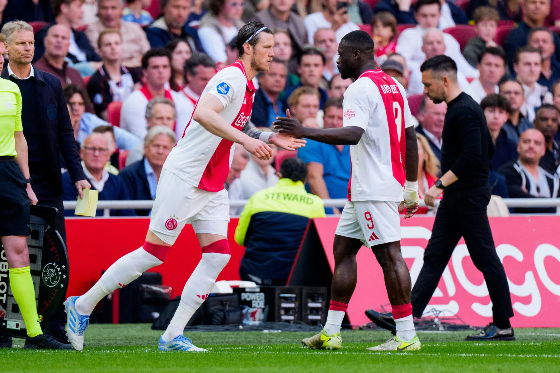 Weghorst neemt Ajax bij de hand: 'Moesten er zeven, nu nog zes punten'