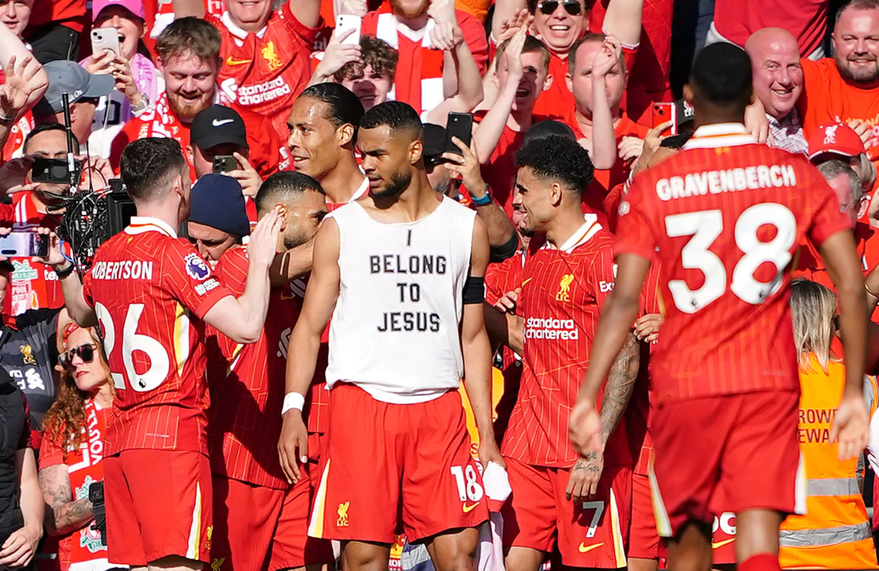 Gakpo laat Anfield ontploffen in titelduel en kopieert juichfoto Kaká