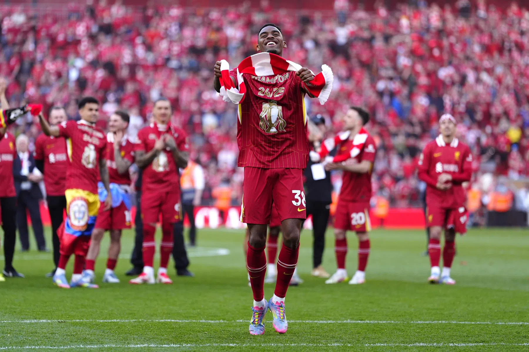 Garantie op landstitels: Gravenberch (22) viert vijfde kampioensfeest